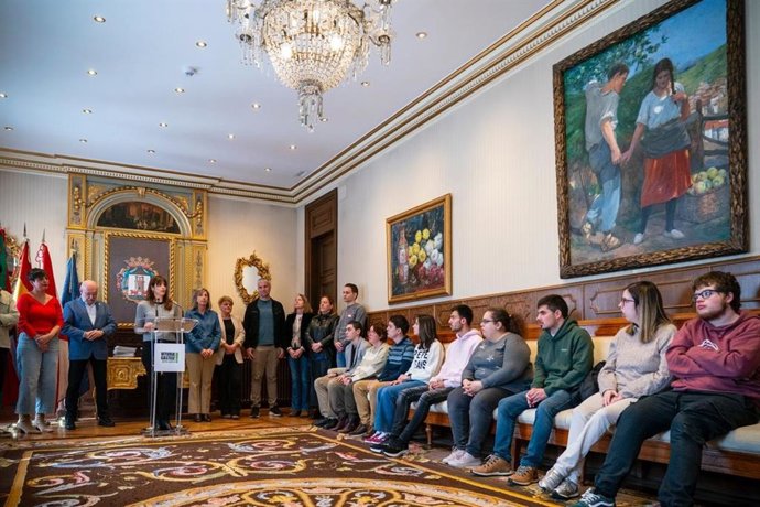 Gasteizko Udalak harrera egin die adimen desgaitasuna dutenentzako lan eskaintzan plaza lortu duten 16 funtzionarioei