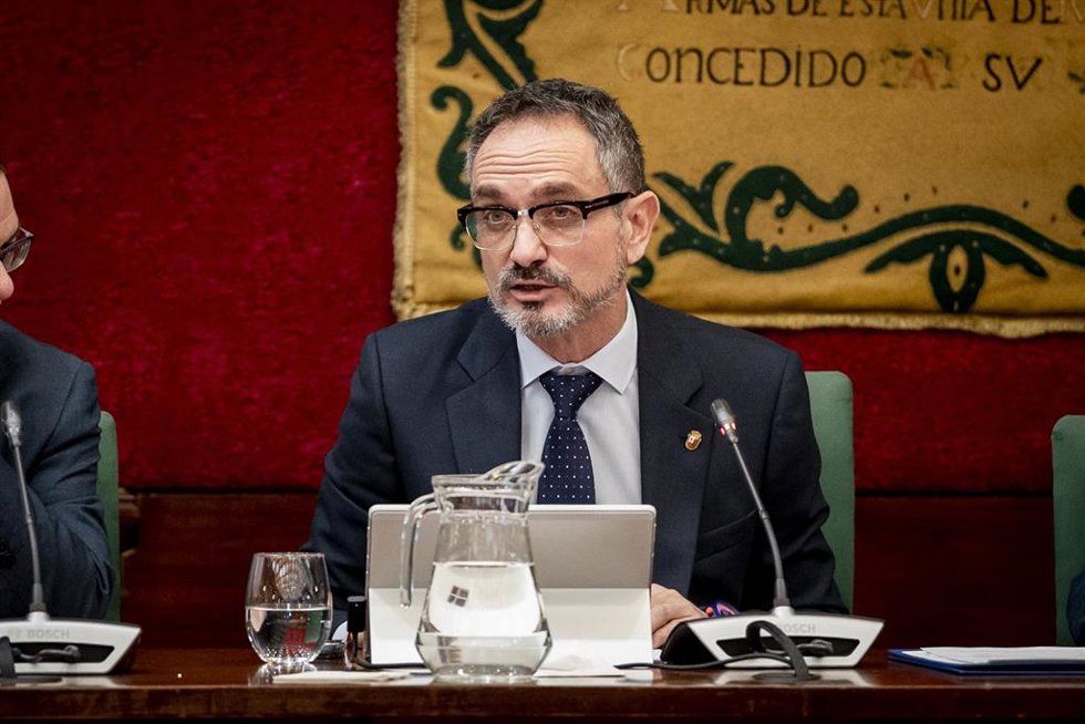 El alcalde de Móstoles, Manuel Bautista, durante un pleno extraordinario en el Ayuntamiento de Móstoles, a 24 de febrero de 2026, en Móstoles, Madrid (España). E