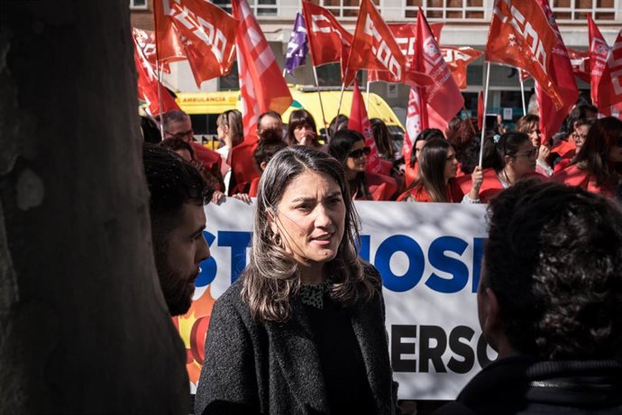 La portavoz de Más Madrid en la Asamblea de Madrid, Manuela Bergerot, durante una concentración de médicos frente al Hospital Universitario Fundación Jiménez Díaz, a 24 de febrero de 2026, en Madrid (España).