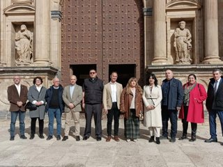 Fotografía de grupo a las puertas de la Basílica de Santa María de Daroca.