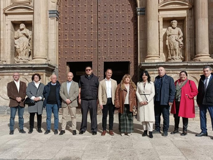 Fotografía de grupo a las puertas de la Basílica de Santa María de Daroca.