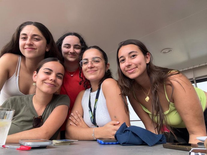 Marta Vivó, Ángela Taracido, Lucía Mateo, Lucía Salinas y Marina Vázquez, desde el crucero en el puerto de Dubai,donde llevan tres días atrapadas