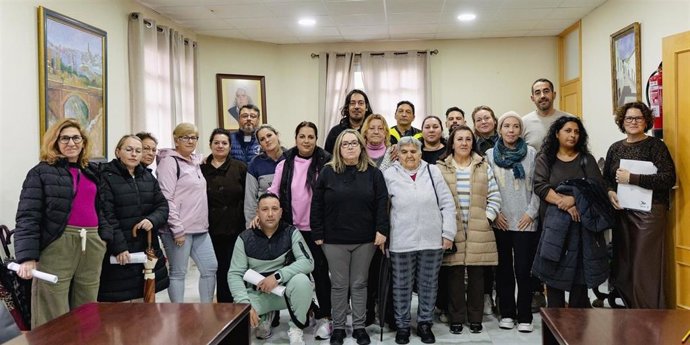 Foto tras el acto por el que 22 familias de Casariche residentes en regimen de alquiler accederán a sus viviendas con una opción de compra.