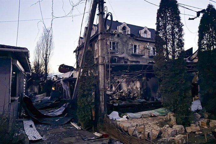 Archivo - Arquivo - RÚSSIA, REGIÃO DE KHERSON - 1º DE JANEIRO DE 2026: Danos causados por um ataque com drones ucranianos na aldeia de Khorly. Dados preliminares indicam que o ataque, que atingiu um café e um hotel, resultou em 24 mortos e mais de 50 feri