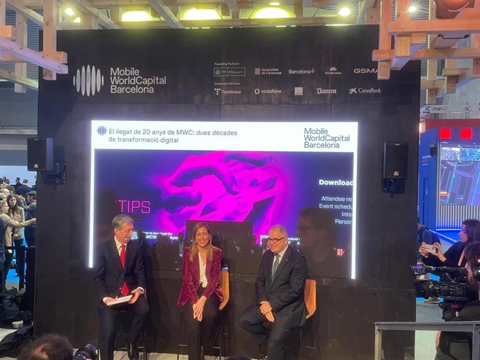 La secretaria de Políticas Digitales, Maria Galindo, el teniente de alcalde de Economía de Barcelona, Jordi Valls, y el consejero delegado de MWCapital, Francesc Fajula.