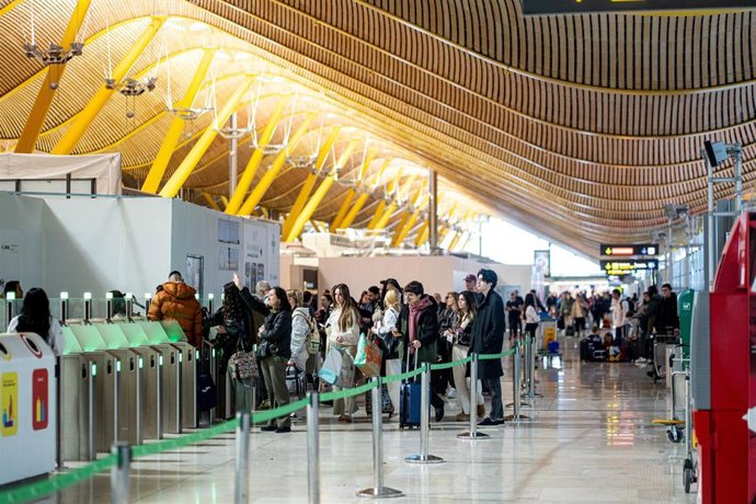 Archivo - Viajeros en el Aeropuerto Adolfo Suárez Madrid-Barajas.