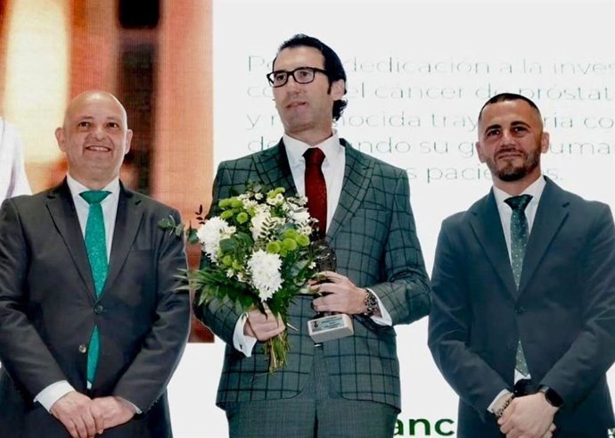 El urólogo del Hospital de Valme, Francisco Rivera Muñoz, recibe uno de los Premios del Día de Andalucía de Dos Hermanas (Sevilla)