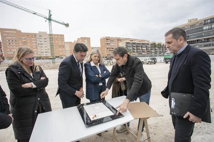 El alcalde de Alicante, Luis Barcala, y la consellera de Educación, Cultura y Universidades, Carmen Ortí, visitan las obras del CEE El Somni