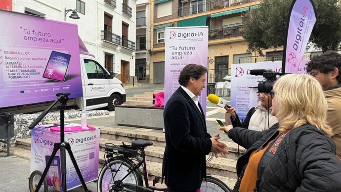 La Generalitat inicia en Buñol una ruta por 47 municipios de menos de 20.000 habitantes para dotar a los ciudadanos de competencias digitales y en IA