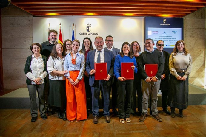 La consejera de Bienestar Social, Bárbara García Torijano, suscribe un protocolo de colaboración con la UCLM y con Cermi.