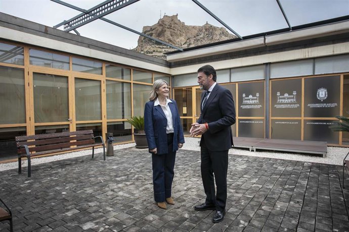 La consellera de Educación, Cultura y Universidades, Carmen Ortí (i), y el alcalde de Alicante, Luis Barcala (d), este lunes en el Ayuntamiento