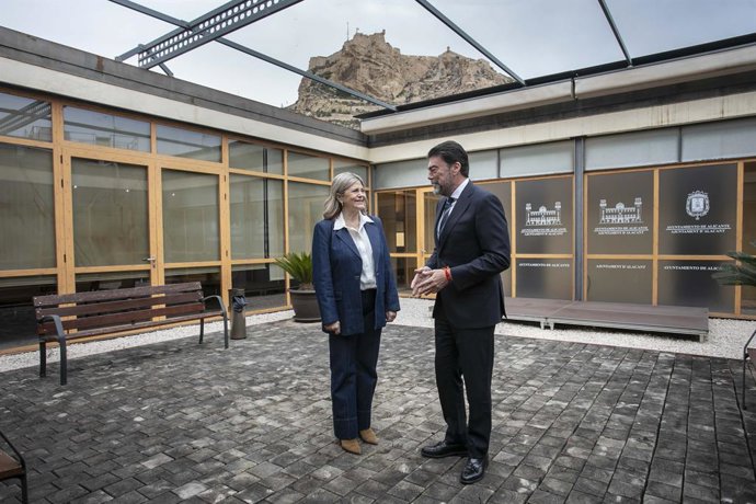 La consellera de Educación, Cultura y Universidades, Carmen Ortí (i), y el alcalde de Alicante, Luis Barcala (d), este lunes en el Ayuntamiento