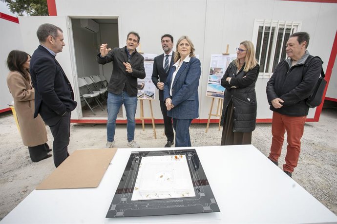 La consellera d'Educació, Cultura i Universitats, Carmen Ortí (c), este dilluns a Alacant