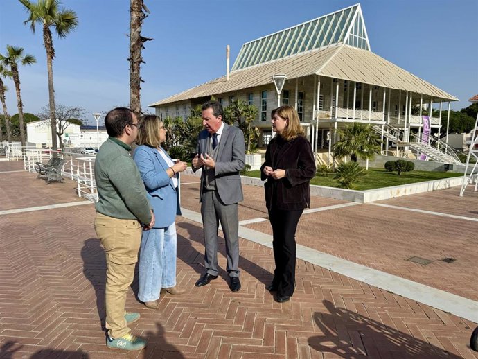 El presidente del PP de Huelva, Manuel Andrés González, junto a otros representantes populares en Punta Umbría.