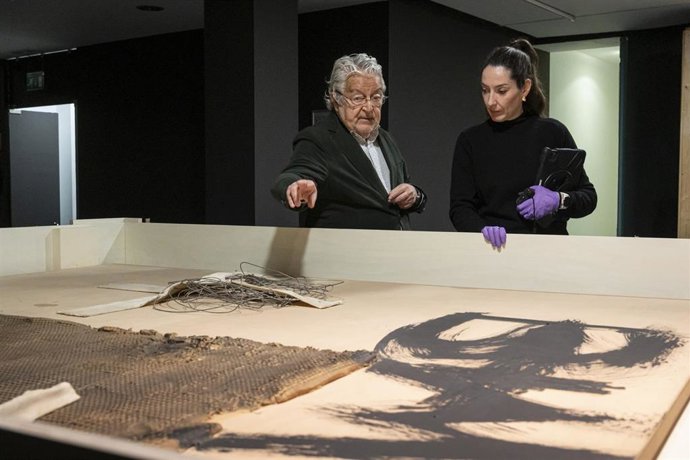 Montaje de la exposición de Tàpies