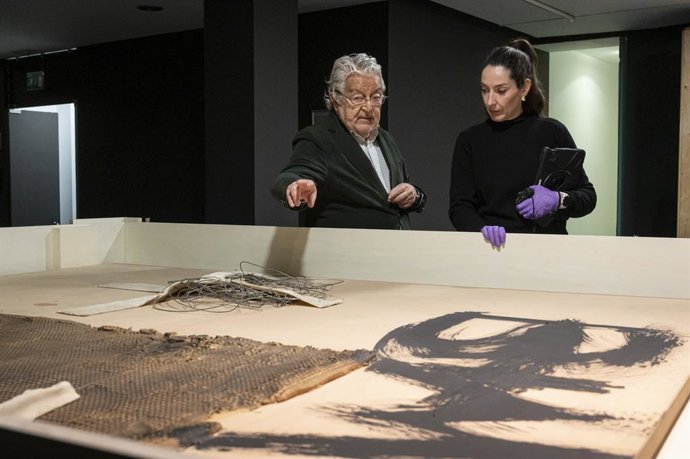 Montaje de la exposición de Tàpies