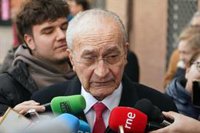 De la Torre habla con malagueños afectados por la guerra en Irán y les pide que estén tranquilos