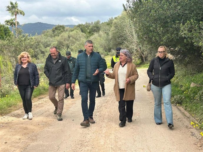 La subdelegada del Gobierno, Blanca Florez, visitando daños de las borrascas en Jimena.