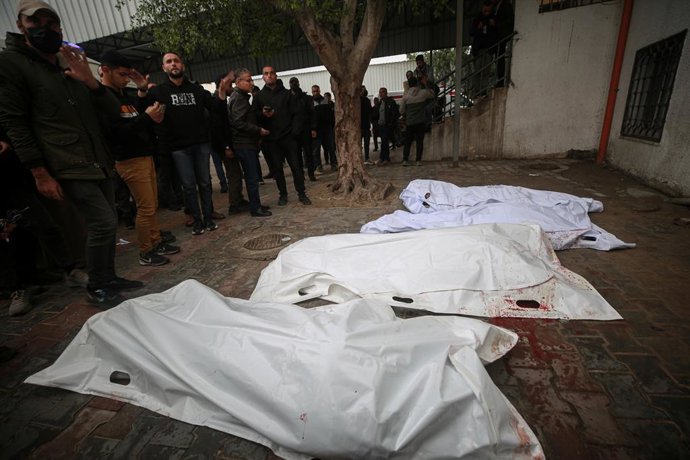 Archivo - Arxiu - Varis cadàvers en l'Hospital Al Shifa de Gaza després d'un atac de l'Exèrcit d'Israel al desembre del 2025, malgrat l'alto el foc en vigor des del 10 d'octubre d'este any (arxiu)