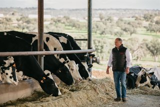 Archivo - Ganadero de COVAP.