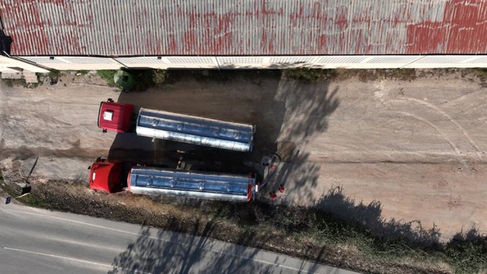 Dos camions cisterna