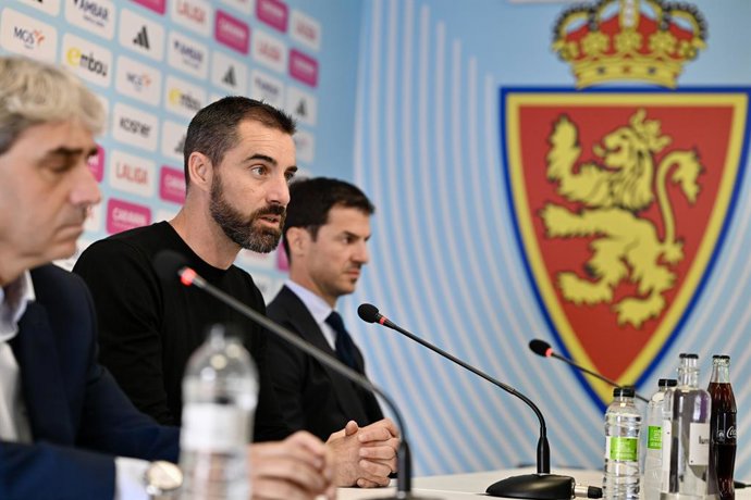 Archivo - (i-d) El director deportivo del Real Zaragoza, Txema Indias, el nuevo entrenador del Real Zaragoza, Rubén Selles, y el CEO del Real Zaragoza, Fernando López, durante la presentación del nuevo entegador, a 21 de octubre de 2025, en Zaragoza, Arag
