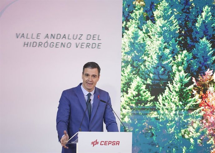 Archivo - El presidente del gobierno de España, Pedro Sánchez, durante la presentación del proyecto de Cepsa 'Valle andaluz del Hidrógeno Verde' en la Refinería Cepsa de San Roque, a 1 de diciembre de 2022 en Cádiz (Andalucía, España). (Foto de archivo).