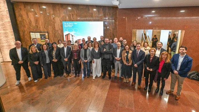 La consellera de Territorio, Sílvia Paneque, junto a los representantes de los 20 municipios beneficiados por el Pla de Barris.