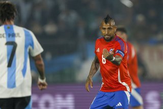 Futbol, Chile vs Argentina. Eliminatorias al mundial de la Fifa 2026. El jugador de la seleccion chilena Arturo Vidal es fotografiado durante un partido clasificatorio al mundial de 2026 contra Argentina disputado en el estadio Nacional de Santiago,