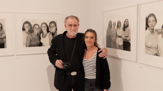 Nicholas Nixon junto a su hija en la presentación de la retrospectiva del fotógrafo
