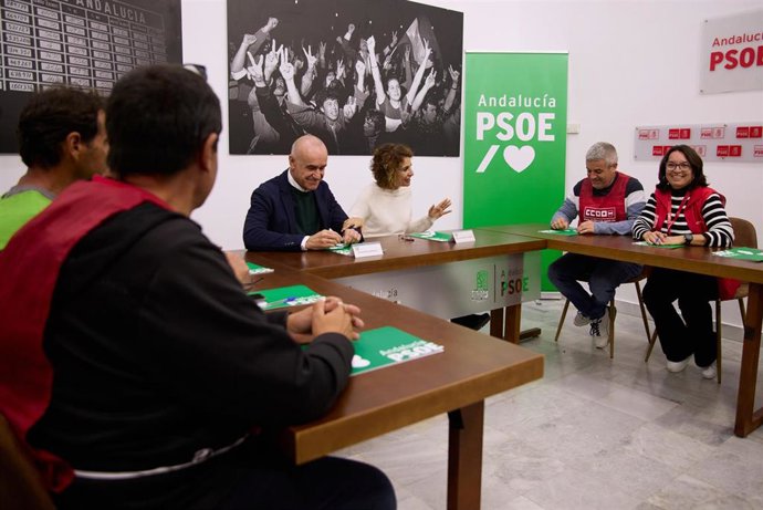 La secretaria general del PSOE-A, María Jesús Montero, se reúne con el comité de empresa del Ayuntamiento de Sevilla junto al portavoz socialista, Antonio Muñoz.