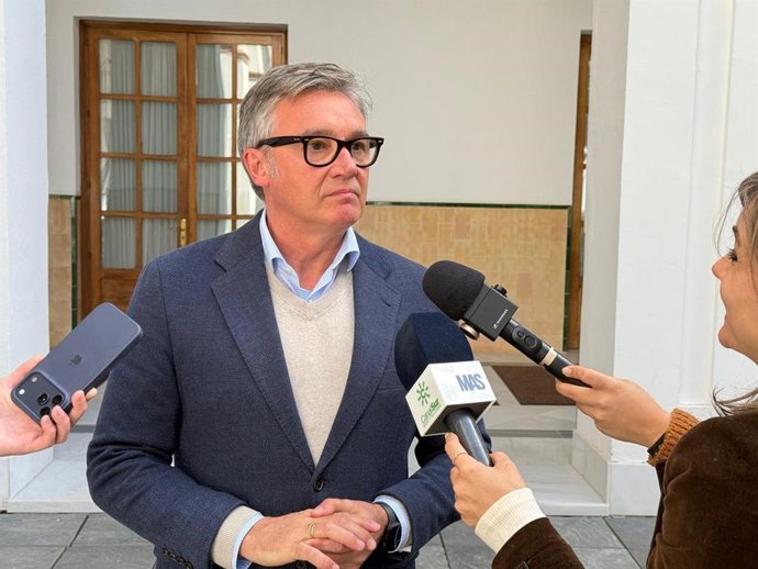 El portavoz de Vox en Andalucía, Manuel Gavira, este lunes en declaraciones a los medios en el Parlamento.