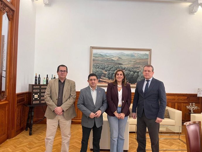 Francisco Reyes (2i) en la reunión con responsables de la Asociación de Constructores y Promotores de Obra de Jaén.