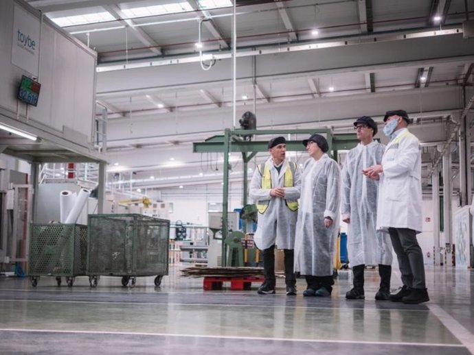 El presidente del Gobierno de La Rioja incide en el valor estratégico del sector del envase en su visita a Toybe