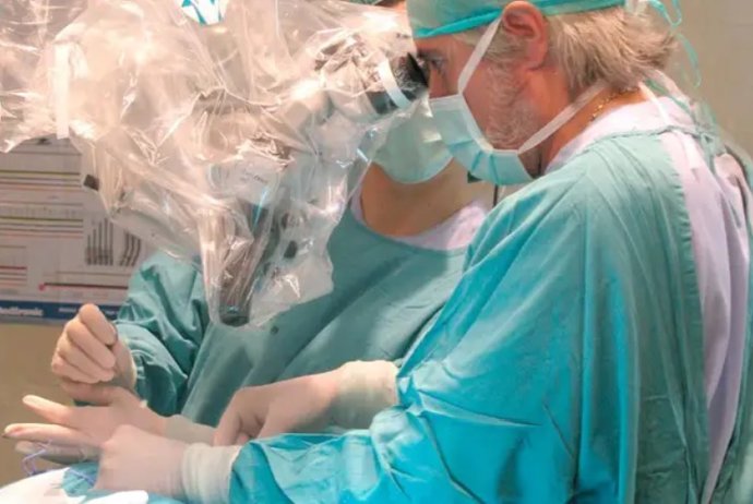 O chefe do Serviço de Neurocirurgia do Hospital Universitário La Luz, Francisco Villarejo, durante uma intervenção.