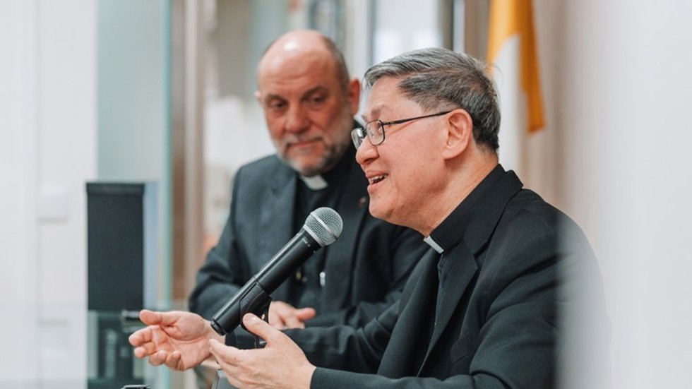 Archivo - José María Calderón, director de OMP España, y  Luis Antonio Tagle, pro-prefecto del Dicasterio para la Evangelización.
