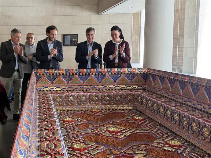 Claver, Naya y Orduna ante el alfarje que desde este lunes puede admirarse en el hall de la DPH.