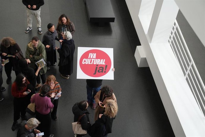 Un grupo de personas durante una concentración de galeristas y artistas para reclamar un IVA más competitivo para la cultura, a 20 de febrero de 2026, en Barcelona, Catalunya (España). Las galerías de arte de toda España han convocado la concentración en 