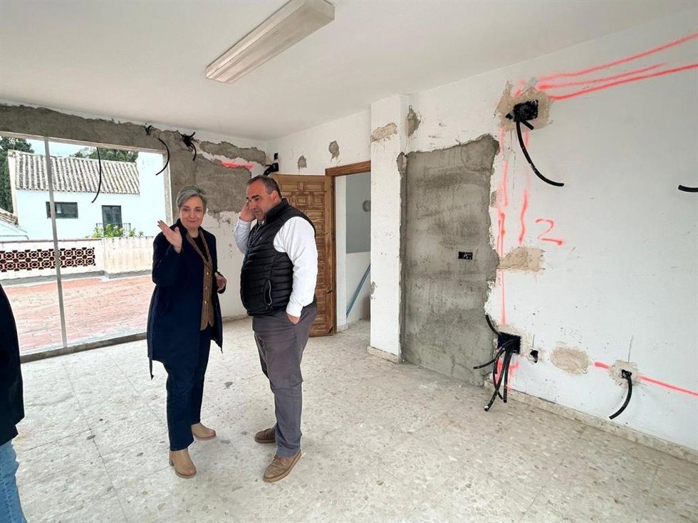 La viceconsejera de Justicia, Administración Local y Función Pública, Ana Corredera, visita Pizarra (Málaga) junto a la delegada territorial de la consejería, Teresa Pardo, y el alcalde, Félix Lozano.