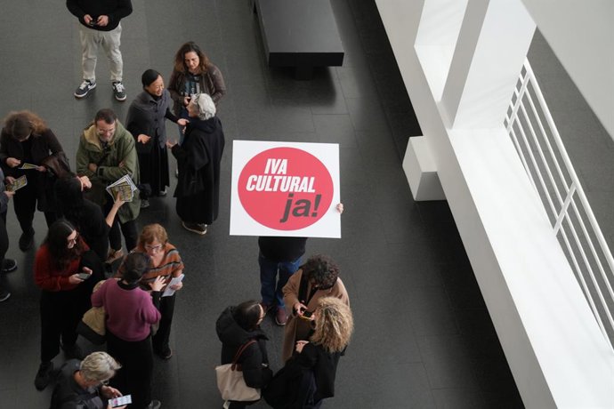Un grupo de personas durante una concentración de galeristas y artistas para reclamar un IVA más competitivo para la cultura, a 20 de febrero de 2026, en Barcelona, Catalunya (España). Las galerías de arte de toda España han convocado la concentración en 
