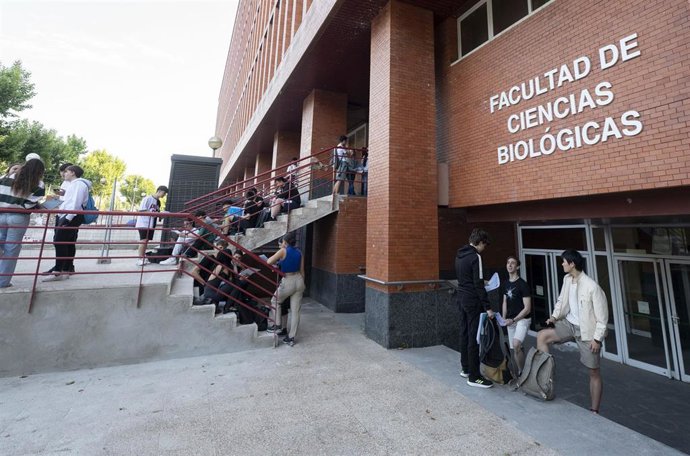 Archivo - Estudiantes antes del inicio de los exámenes, durante el primer día de la Evaluación de Acceso a la Universidad (EvAU), en la Facultad de Ciencias Biológicas de la Universidad Complutense de Madrid, a 3 de junio de 2024, en Cantoblanco, Madrid (