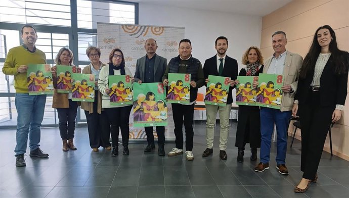 El presidente de la Mancomunidad Campiña Sur, Miguel Ruz (quinto por la izda.), en la presentación de la programación de actividades conmemorativas del Día Internacional de la Mujer.