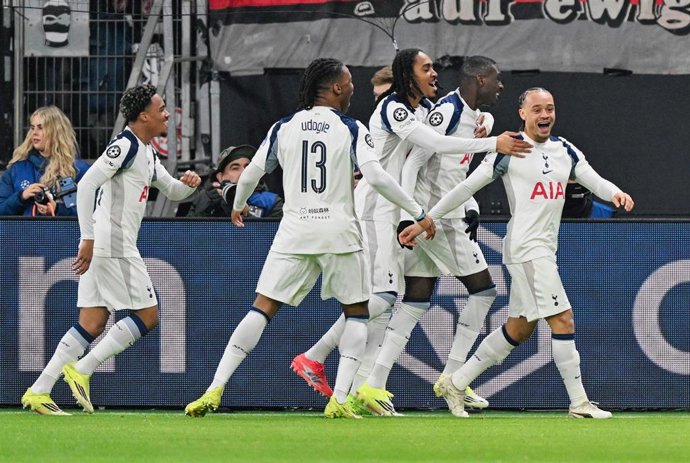 Archivo - Jugadores del Tottenham celebran un gol en Champions.