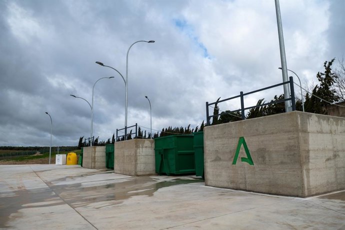 Archivo - Un punto limpio.