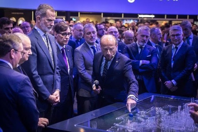 El Rey Felipe VI ha visitado esta mañana el stand con el que Telefónica participa en la edición de 2026 del Mobile World Congress (MWC).
