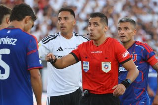 Futbol, Colo Colo vs Universidad de Chile. Fecha 5, Liga de Primera 2026. El arbitro Cristian Garay es fotografiado durante el partido de primera division entre Colo Colo contra Universidad de Chile disputado en el estadio Monumental de Santiago,