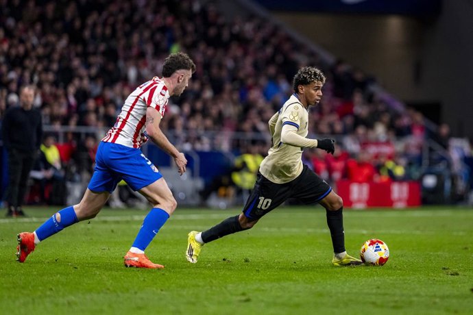 12 February 2026, Spain, Madrid: Barcelona's Lamine Yamal (R) and Atletico Madrid's Matteo Ruggeri battle for the ball during the Spanish Copa del Rey first leg soccer match between Atletico de Madrid and FC Barcelona at the Riad Air Metropolitano. Photo: