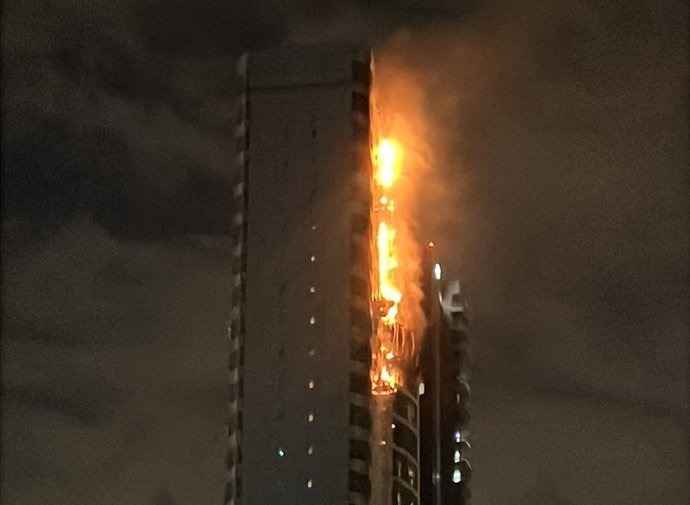 Imagen del edificio en llamas, donde estaba alojado Ali El Kardoufi, tras el impacto de misiles en las plantas superiores.