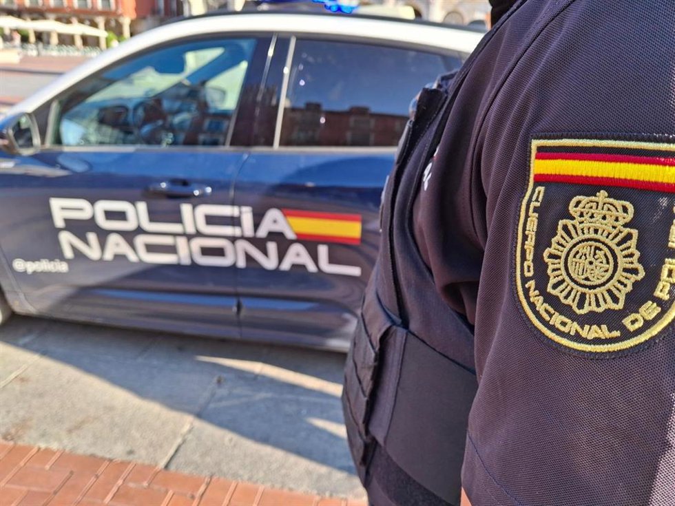 Archivo - Un agente de la Policía Nacional de Valladolid. Foto archivo.