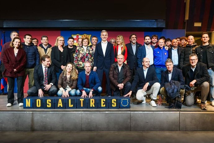 El precandidato Víctor Font, con compañeros de la plataforma Nosaltres, presenta las firmas para las elecciones del FC Barcelona